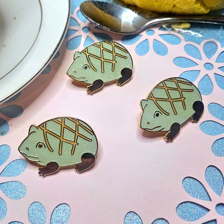 Épingle en émail grenouille melonpan pour la vente par Floating Frogs