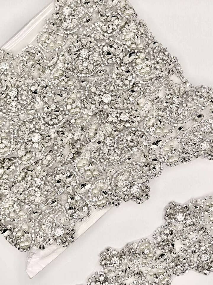 Bordo di strass e perle "Crowning Glory" per la vendita all'ingrosso da parte di Appliques with Glitz