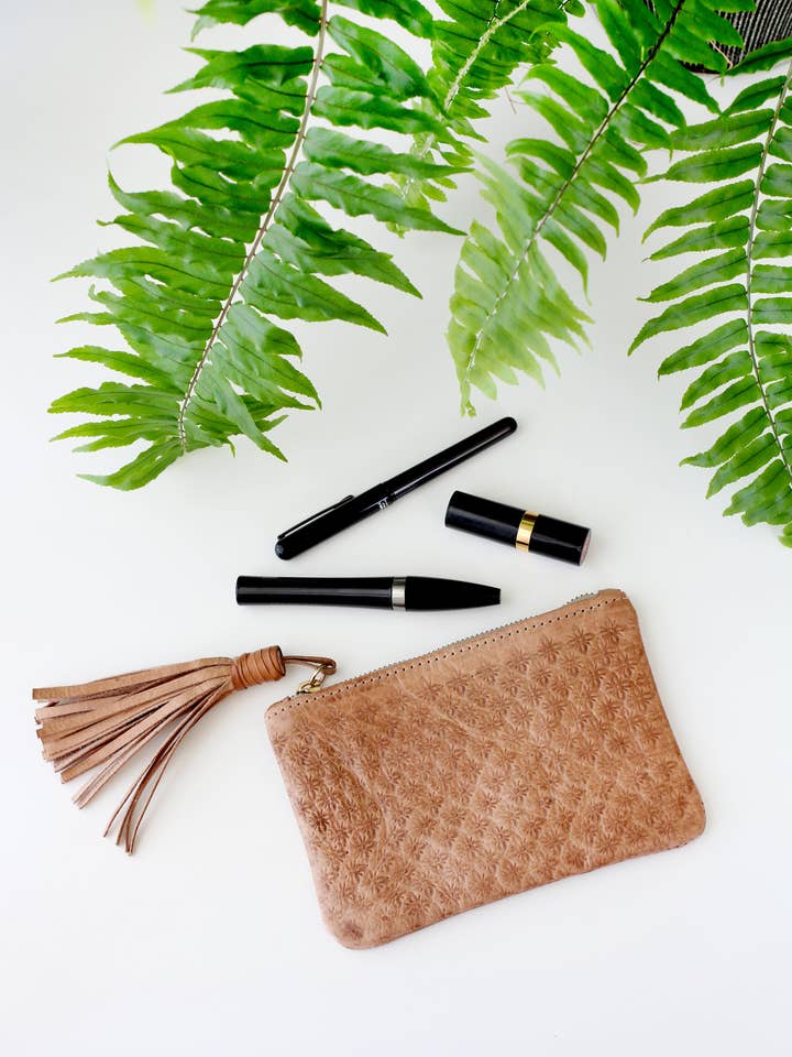 Pochette à pampilles Blossom pour la vente par Jubilee Trading Co. | Ethical Trade Decor + Accessories