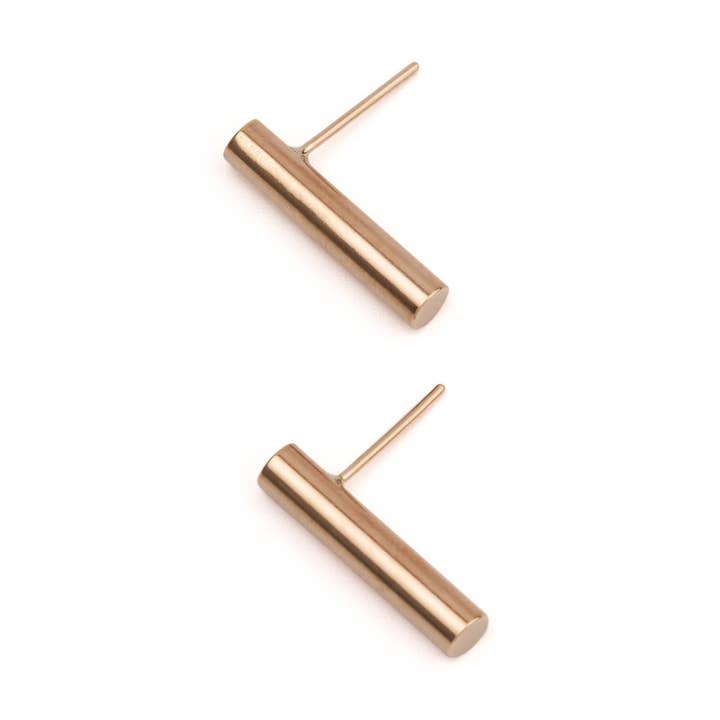 Goujons cylindriques longs en or pour la vente par kari woo art jewellery