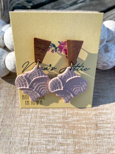 Brincos Argila Texturizada Bege/Tom Rosa por atacado de Nina’s Attic