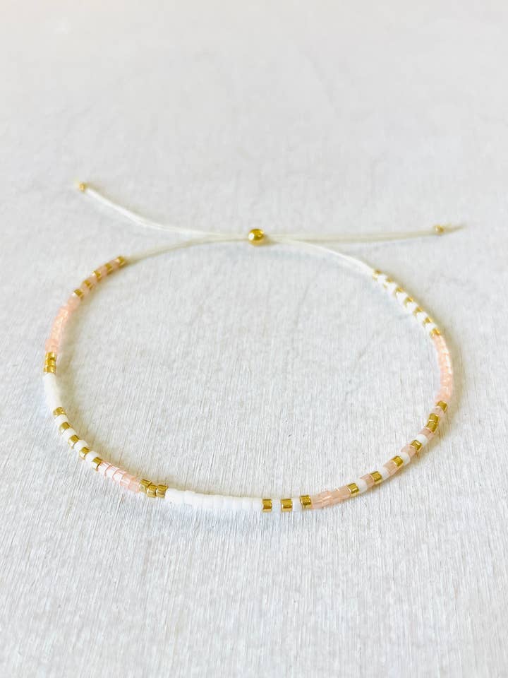 Justringsbart armband i nylon med Miyuki-fröpärlor 109 för wholesale av Atelline