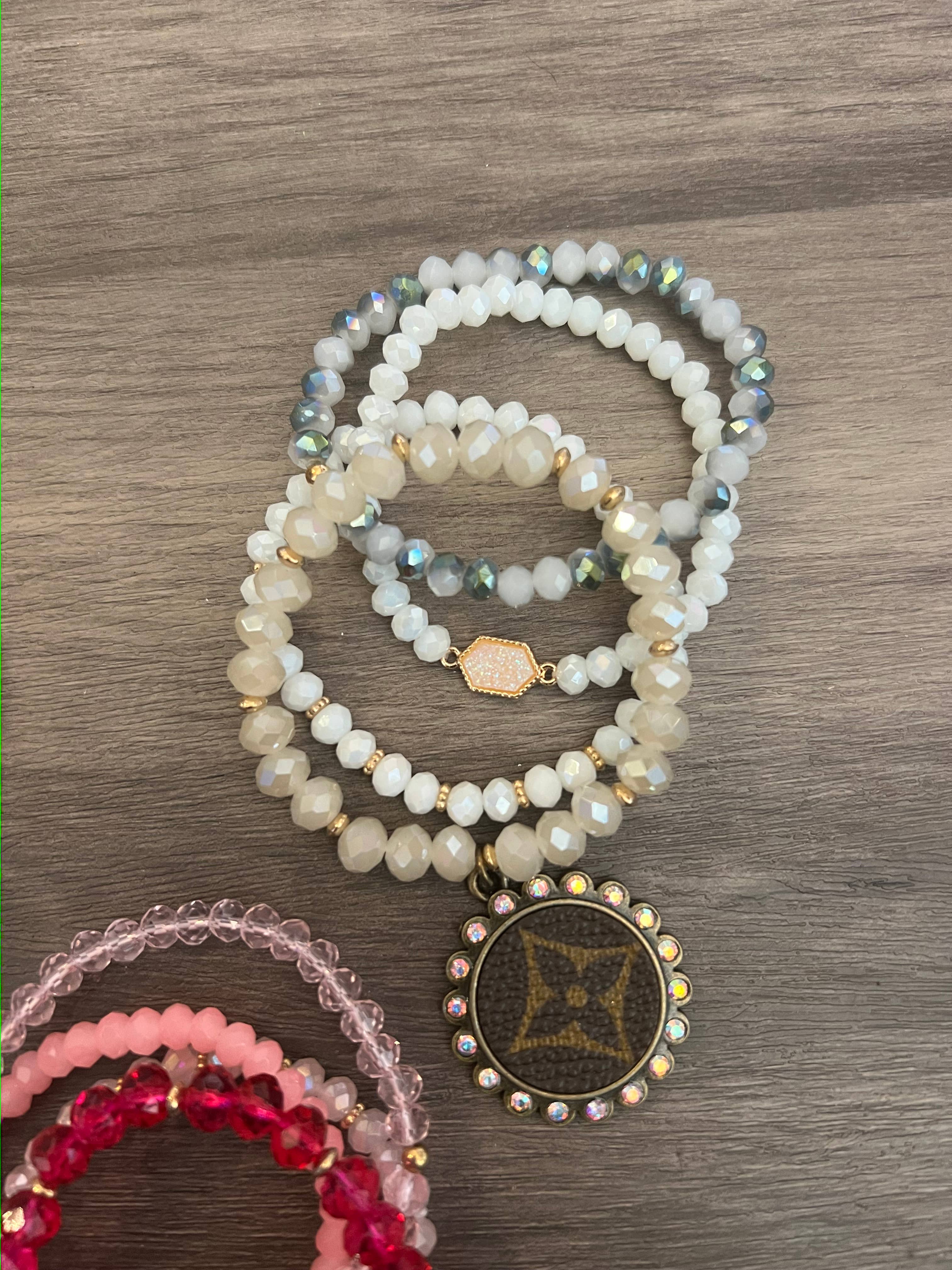 Bangles & Bourbon - Vendita all'ingrosso Parure di gioielli - pile di bracciali riciclati4