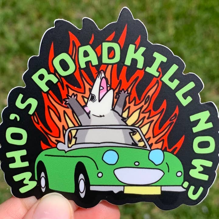 Wie is Roadkill Now Opossum die in een auto rijdt? Morbide bumpersticker voor wholesale door WoeBeGone Goods