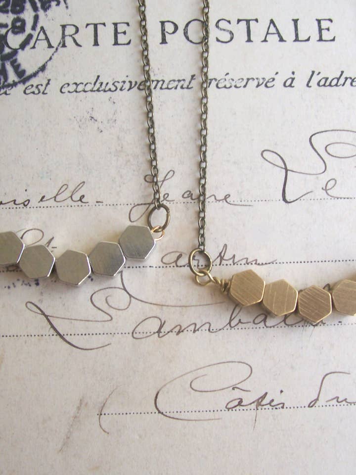 Collar con forma de hilera hexagonal plateada, cuentas geométricas chapadas en plata para venta al por mayor de The Magpie's Daughter