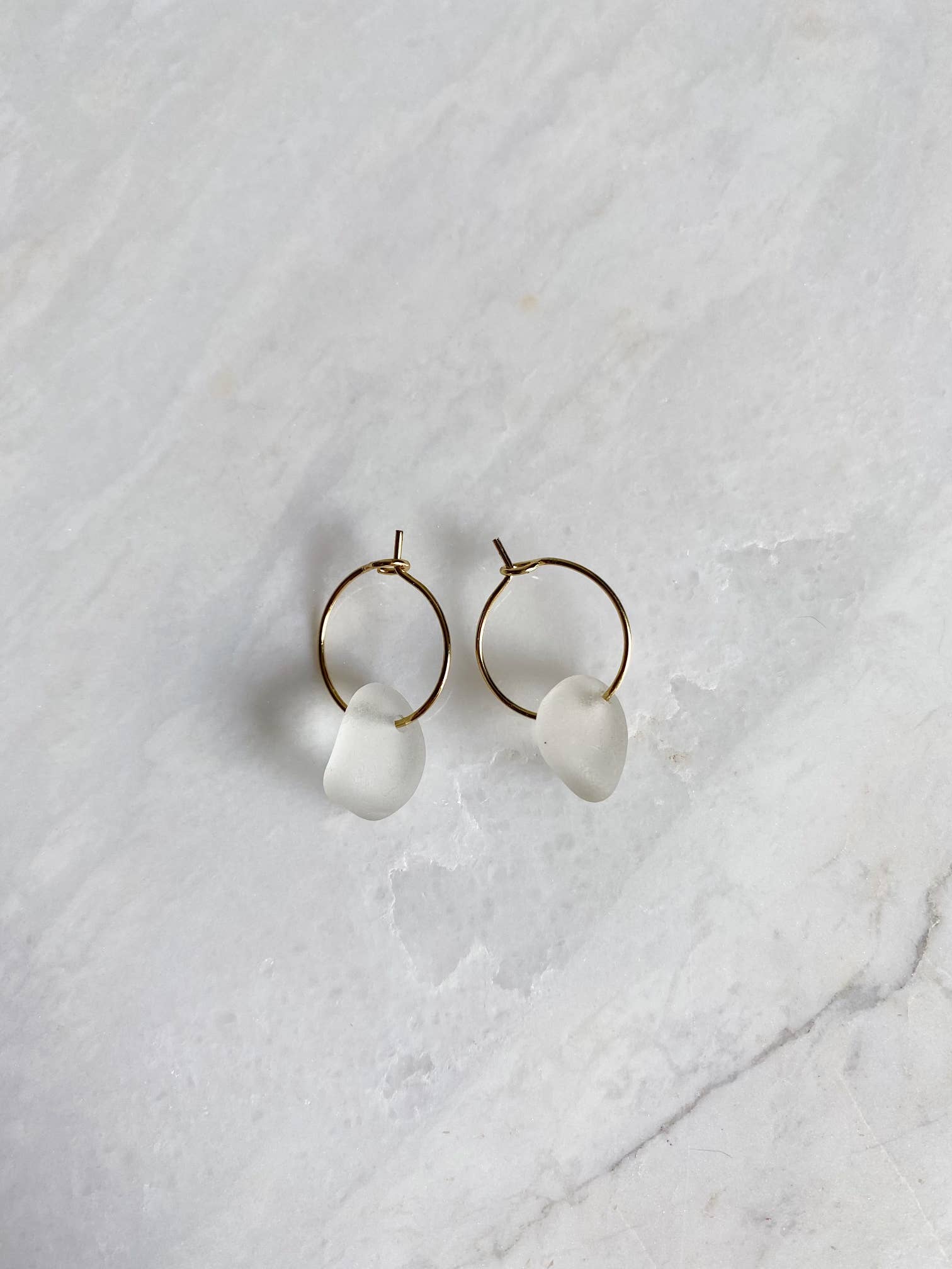 Salt & Pine - Vente Créoles - Boucles d’oreilles créoles en verre de mer • Petit cadeau côtier à moins de 15 $0