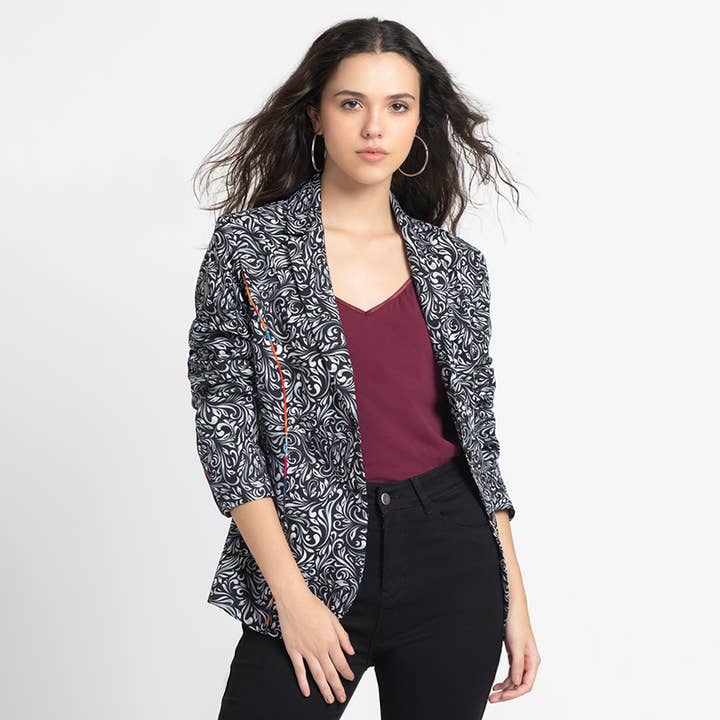 Benares – Engroshandel Blazer - Dame – Sort afslappet blazer - Elegant sort print