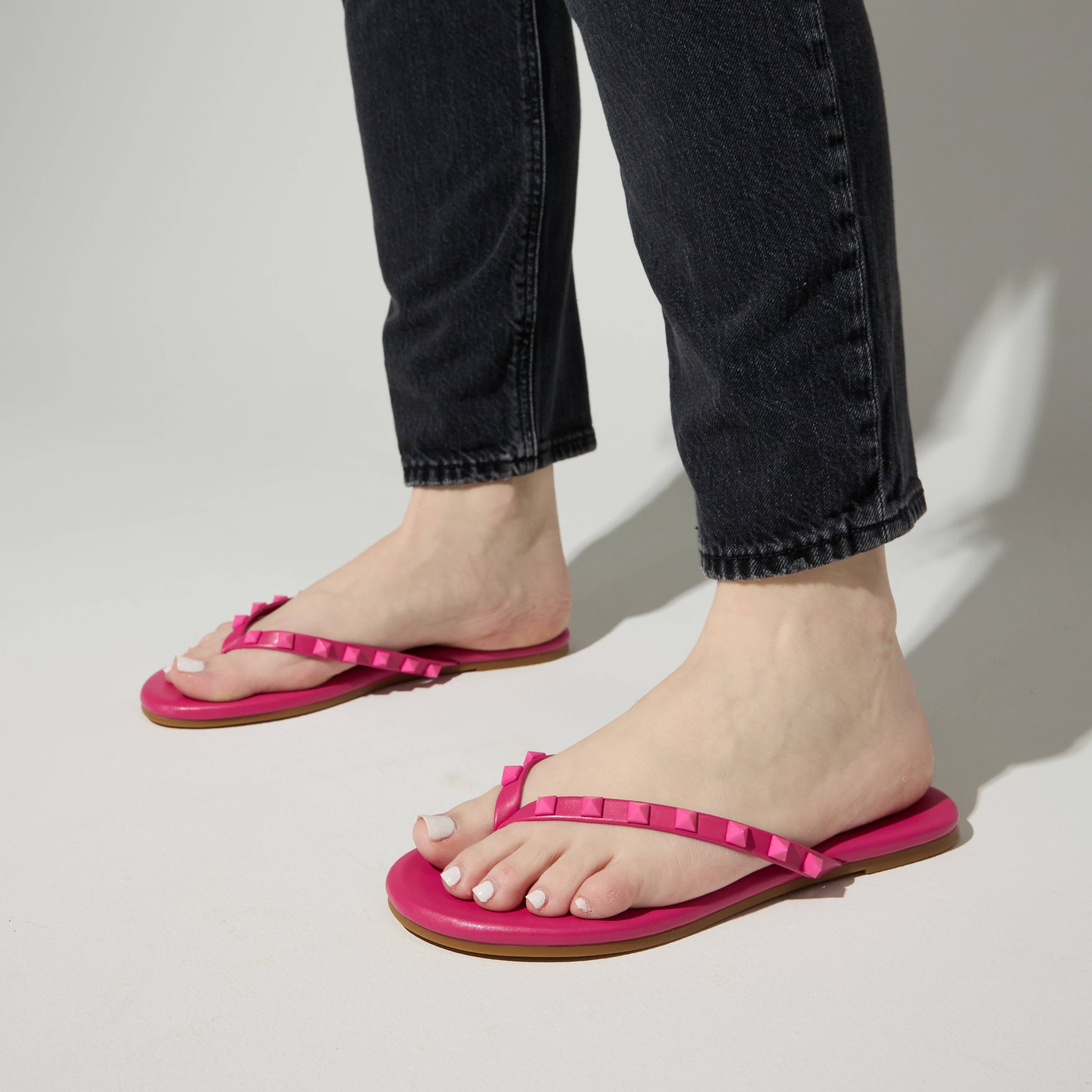 Fuchsia Rivington Stud Flip Flop i Fuchsia for engroshandel på Faire4