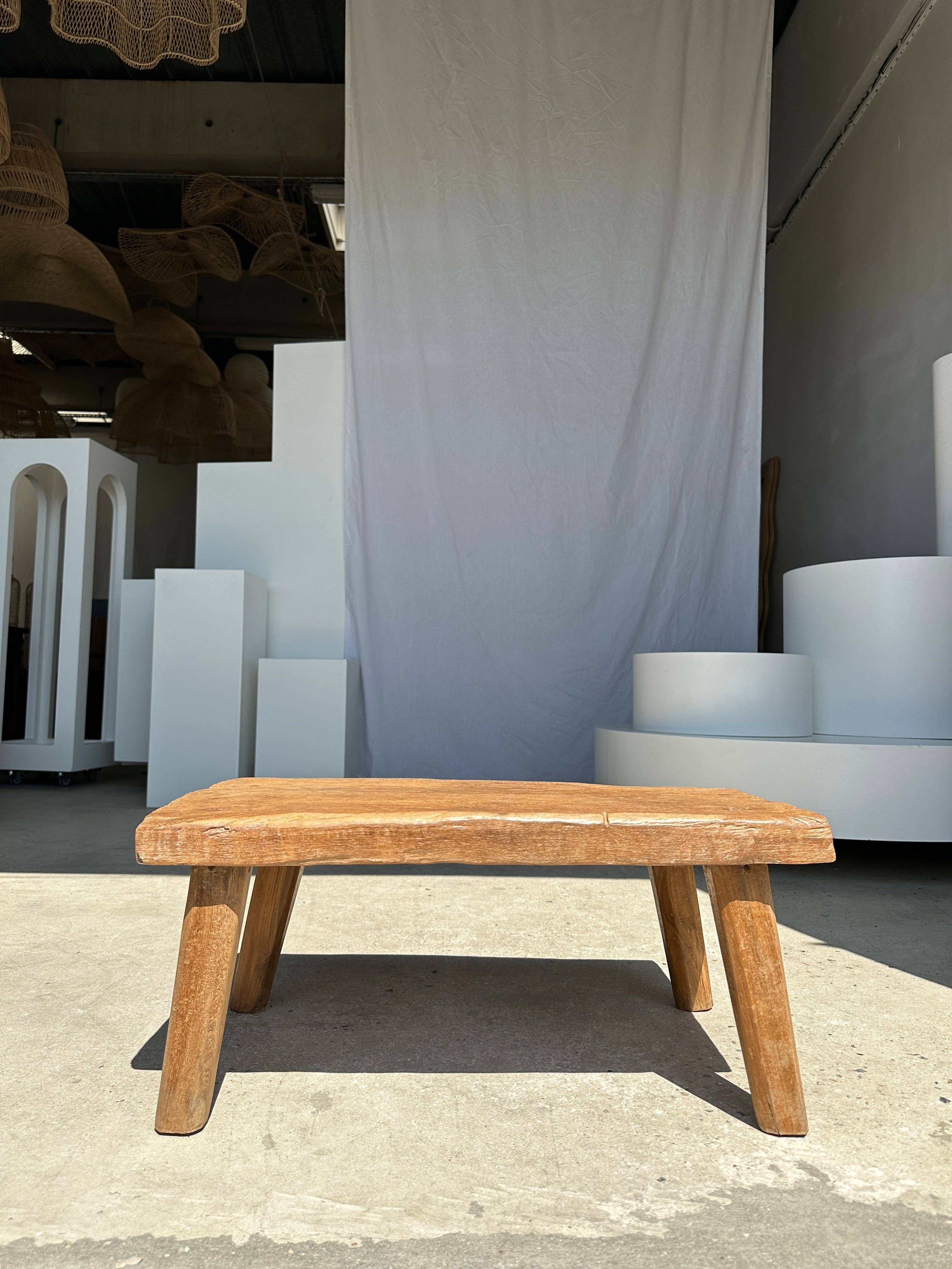 Office Objets – Großhandel Beistelltisch – Kleiner leichter Couchtisch aus hellem Teakholz mit vier Beinen H: 30 L: 63,5 B: 40 cm19