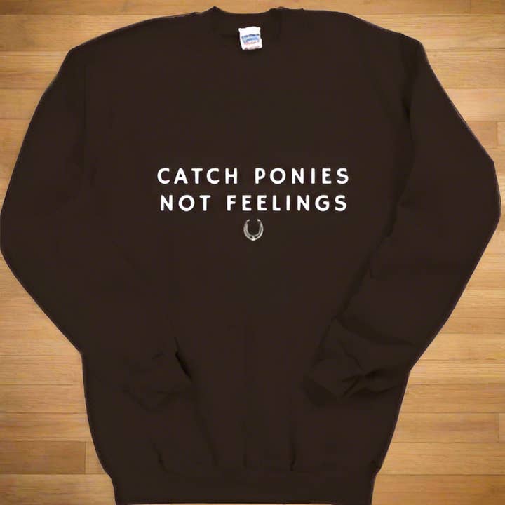 Crewneck "Attrapez des poneys, pas des sentiments" - Chocolat avec Blanc pour la vente par Laced Reins Equestrian