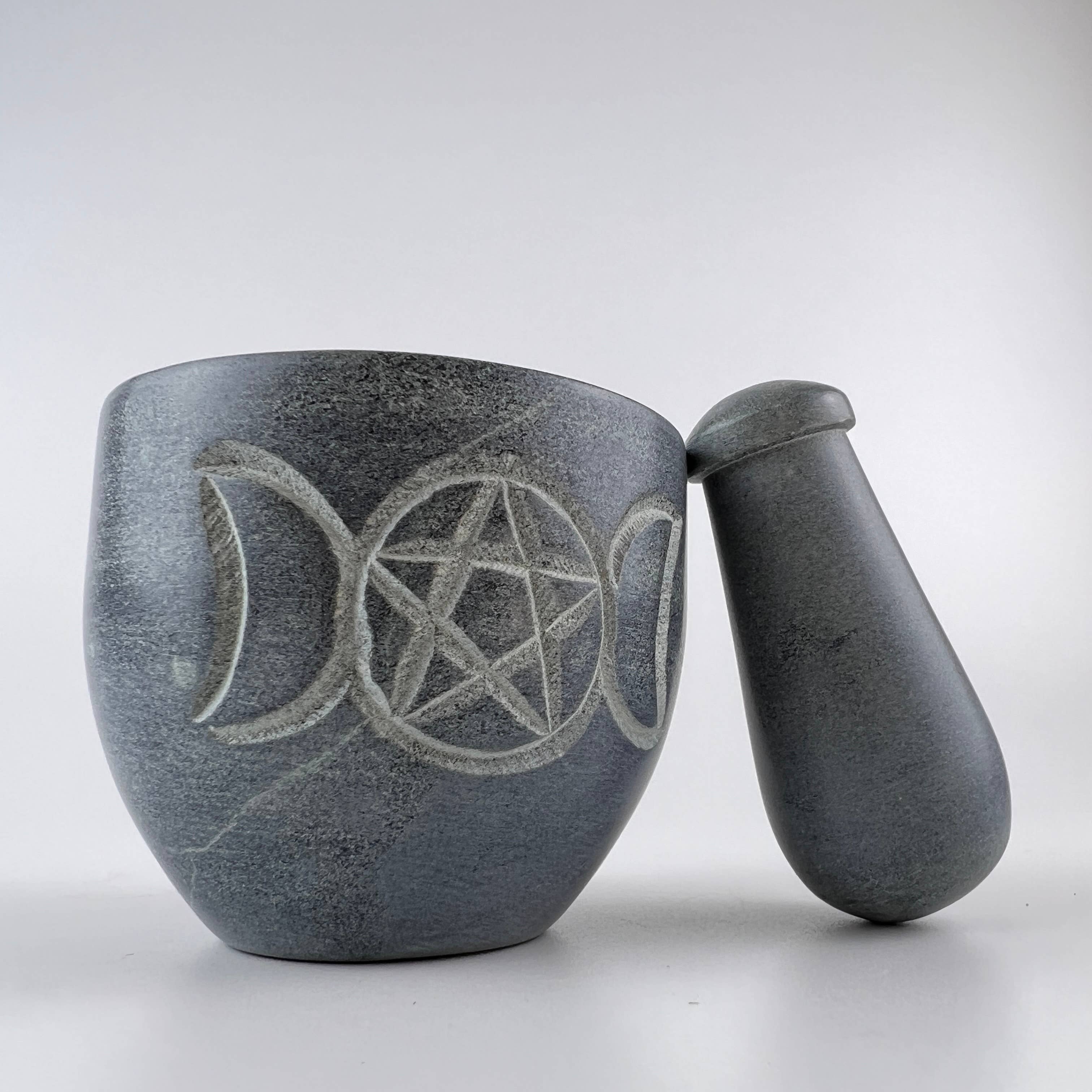 GREENROOTS USA LLC - Vente Mortiers et pilons - Mortier et pilon en stéatite sculptés Triple Moon Pentagram 2,75 pouces2