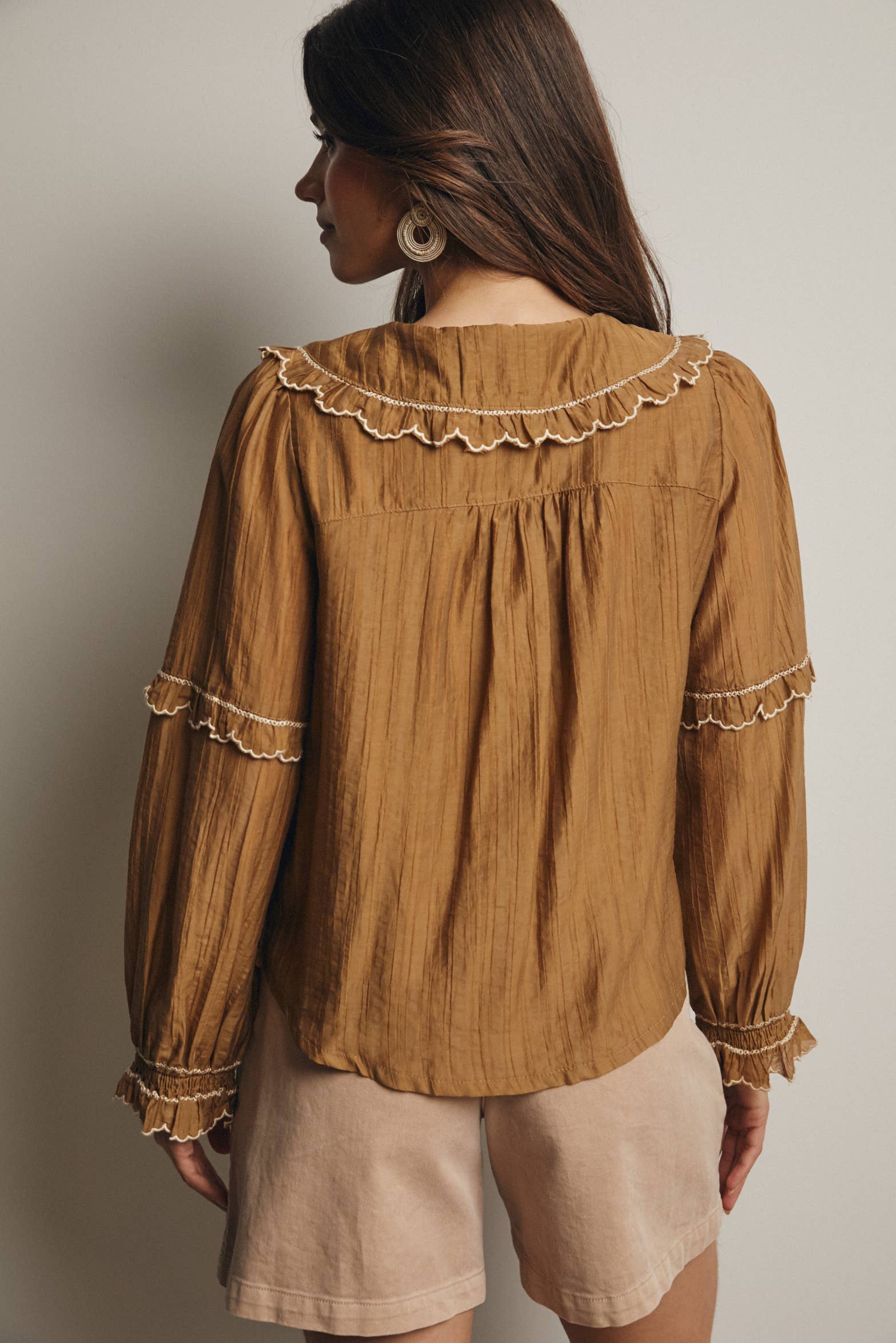 Forte – wholesale Blus - Dam – Broderad blus i bomull med volangkrage FT00036