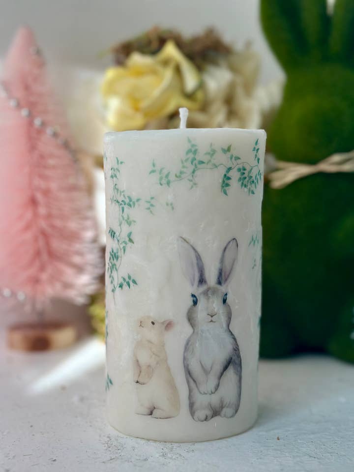 Vela con forma de pilar alto con follaje de conejo de pascua para venta al por mayor de Peaceful Vibes Essential