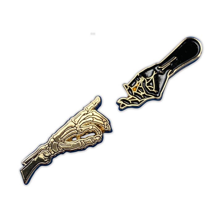 Spilla smaltata da grembo a tomba per la vendita all'ingrosso da parte di LIFE IN THE A.M.