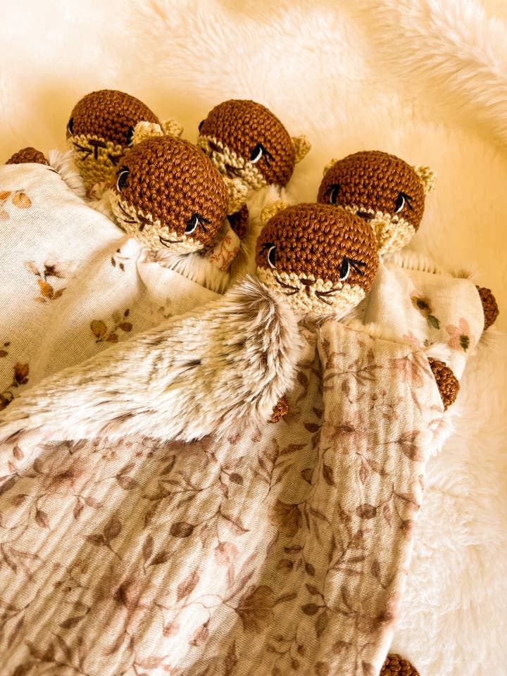 Suzanne la Lontra 🦦 per la vendita all'ingrosso da parte di Les Aiguilles de Manon