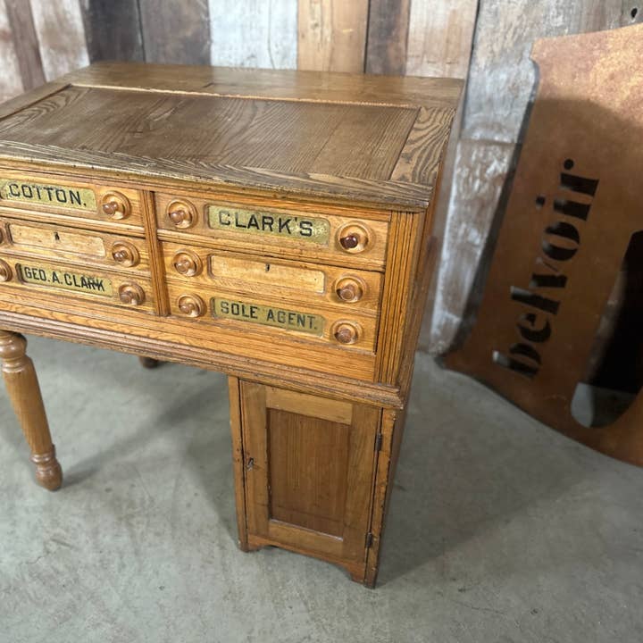 Comptoir de mercerie en chêne antique, vers 1930 pour la vente par belvoir