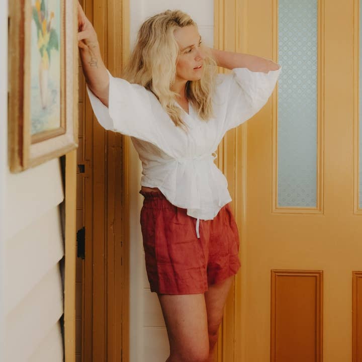 Short en lin rouge antique pour la vente par JADE AND MAY