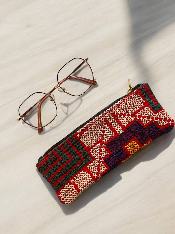 TROUSSE KANTHA FENI pour la vente par Curiosity Lab
