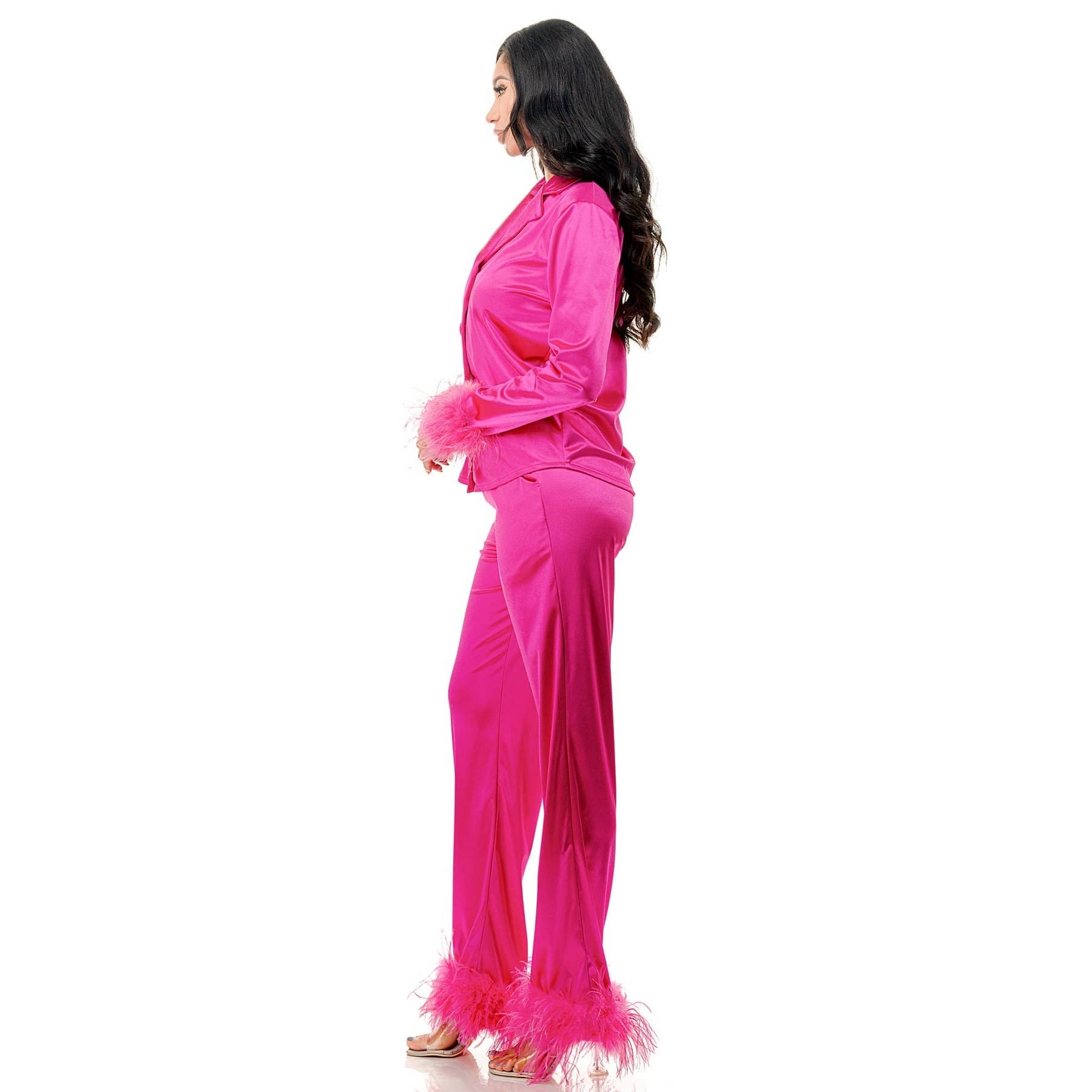 Black Pearl Clothing – Großhandel Schlafanzug-Set – Damen – Plus Pyjama-Set aus Satinhemd und Hose mit Federbesatz8