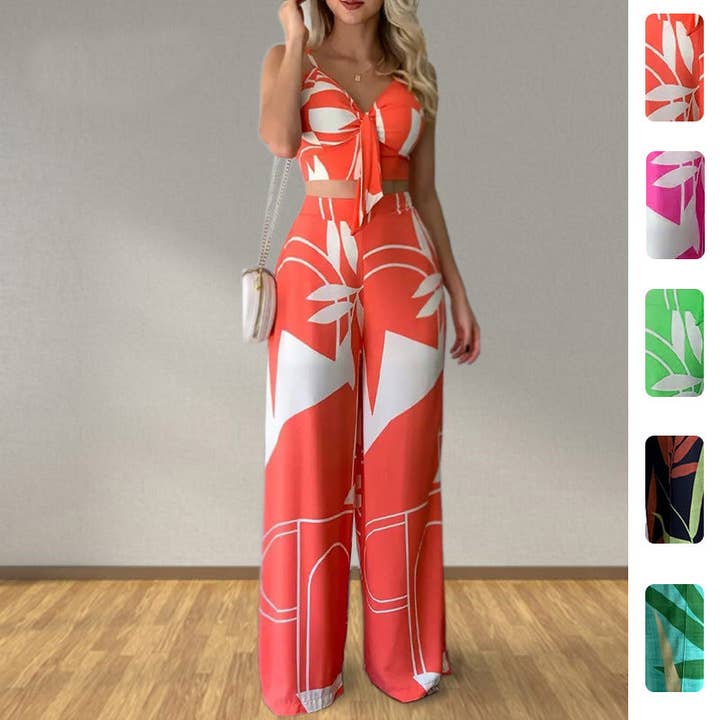 Ensemble deux pièces tendance : blouse sans manches à fleurs et pantalon pour la vente par Halcyon Outfitters®