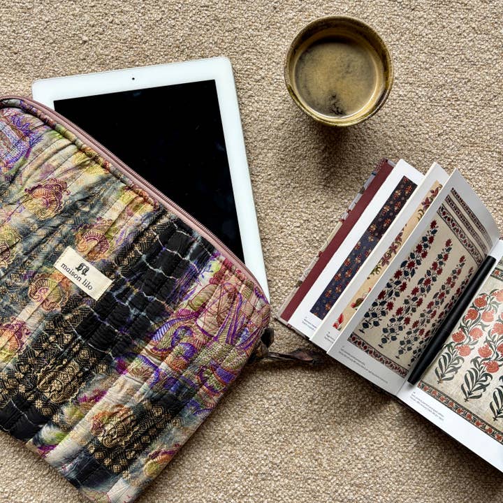 Quiltad iPad-fodral i upcyclad siden-sari #6 för wholesale av Maison Lilo