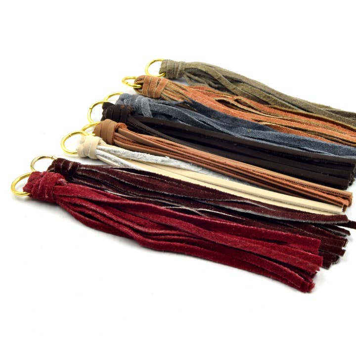 Only Beads - Wholesale Individuele bedel/hanger - Kwastjes | 5 inch faux suède kwastje op gouden springring | Beige, bruin, rood, bordeauxrood, grijs, bruin kwastje hangers3