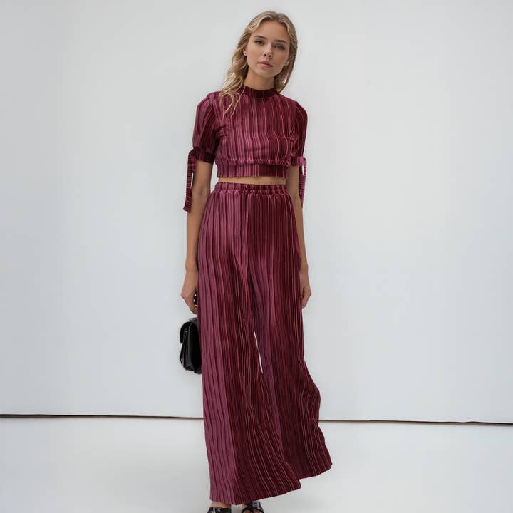Pantalon taille haute en velours à jambes larges de Nurode en mûrier pour la vente par Robin K