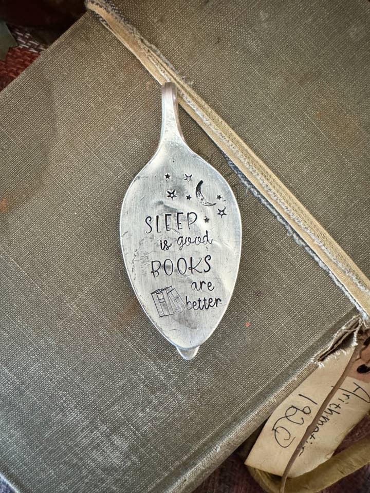 Marcador con forma de cuchara estampada Sleep is good, Books are better para venta al por mayor de The Sassy Barn