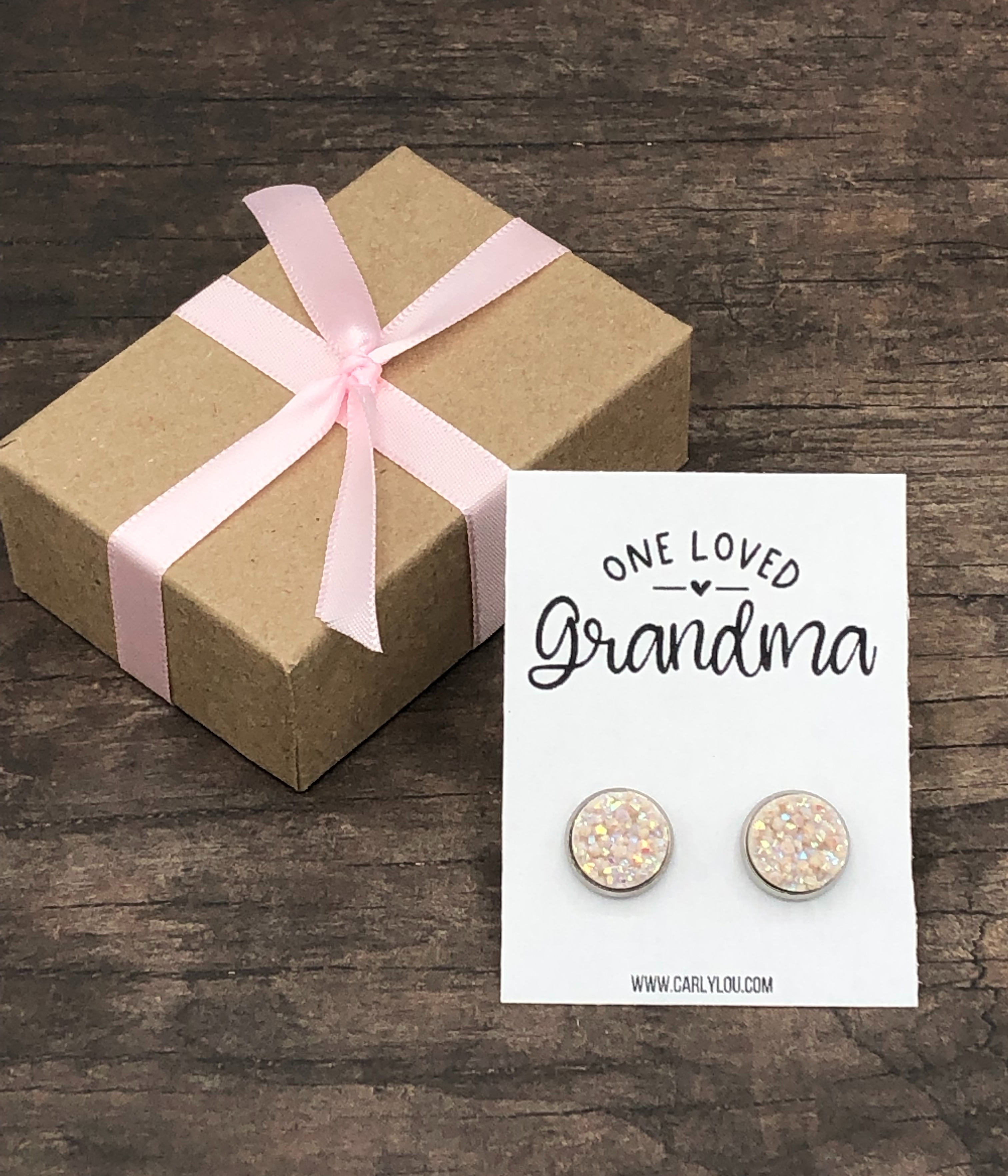 Carly Lou - Vente Clous d'oreille - Boucles d'oreilles One Loved Grandma, cadeau pour la fête des mères4