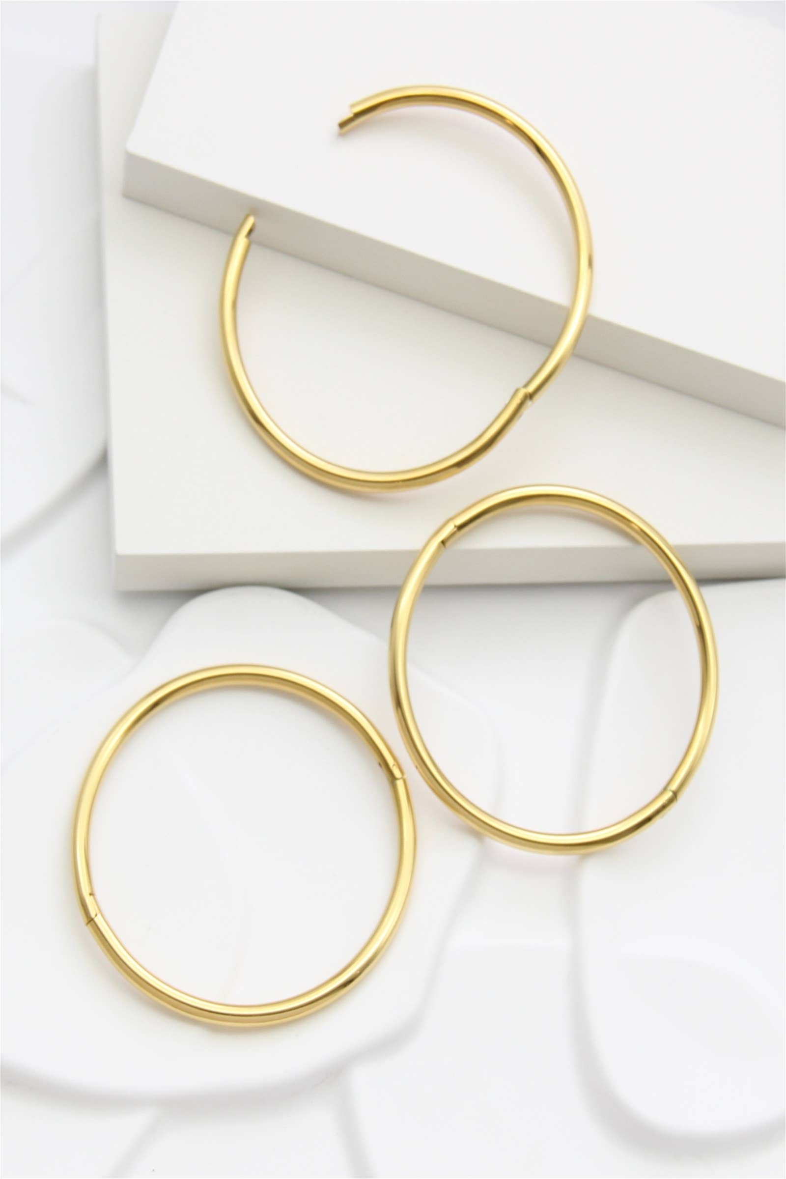 BELLISSIMA BIJOUX - Wholesale Bangle Bracelet - Openable Bangle Bracelet in Gold Stainless Steel – Elegance2