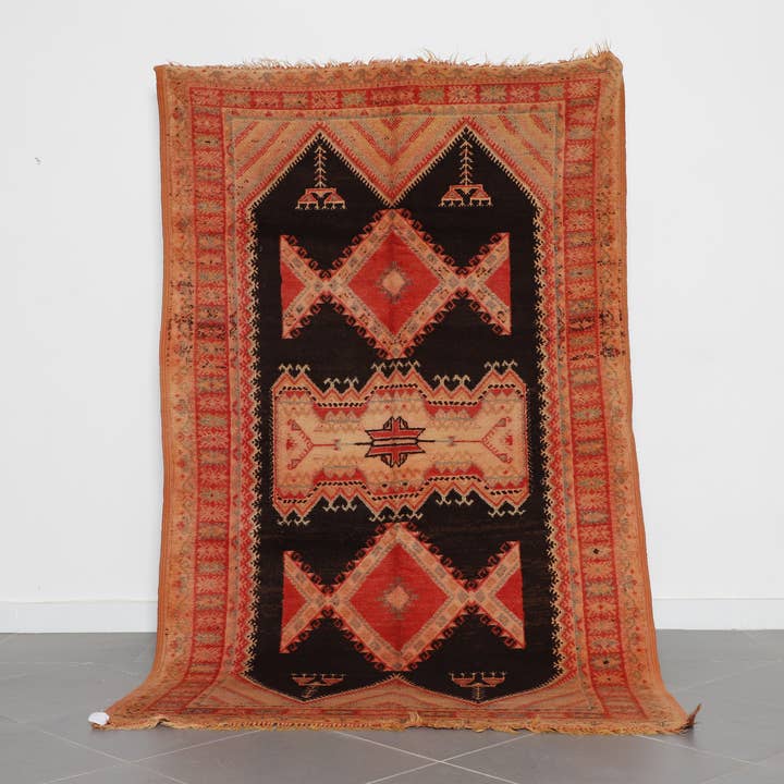 Tapis marocain fait main avec un design géométrique audacieux pour la vente par MUSMUSRUGS