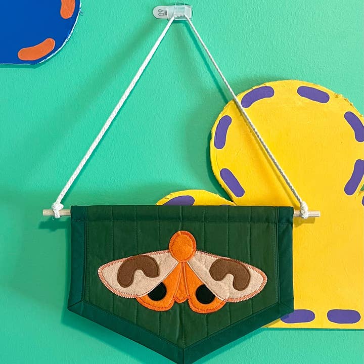 Suspension murale papillon de nuit pour la vente par Sammy Whammy's