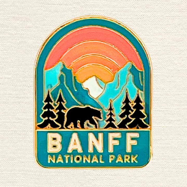 Banff Rainbow Peaks emaljpin för wholesale av Northern Icons Canada