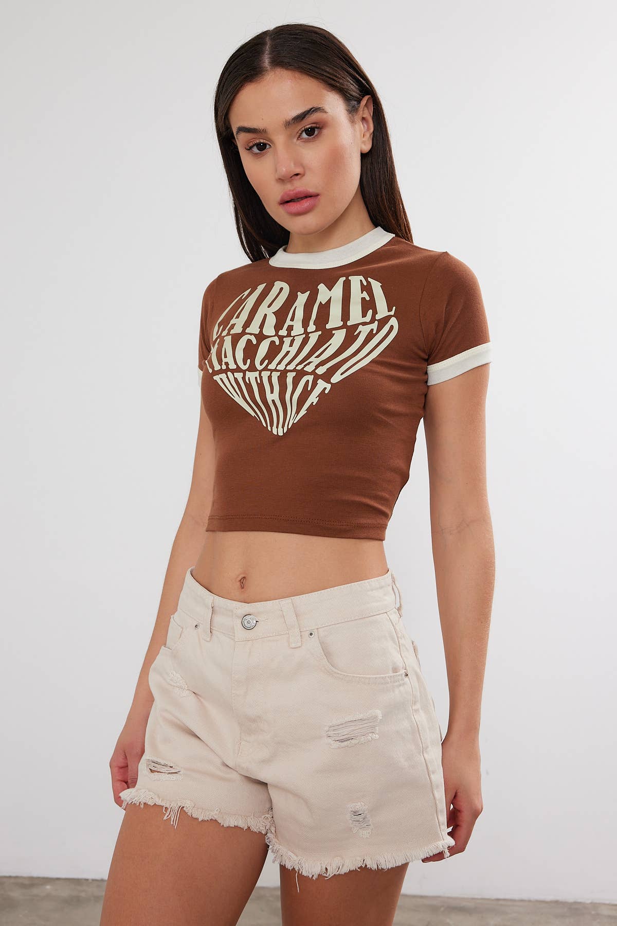VAV NEW YORK – T-shirt estampada - Mulher por atacado – T-shirt de mulher com estampa de coração cortado Crop Top com estampa de coração17
