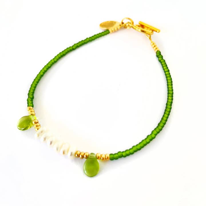 2021-A01-0011 Pulseira Petite Marie - Verde Oliva - Pérolas - Ouro por atacado de Petite Marie Jewelry