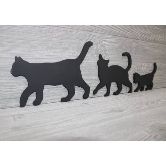 Sort kat familie af 3 - træ kat familie - kat familie kunst for engroshandel hos Silhouettes & Sunsets