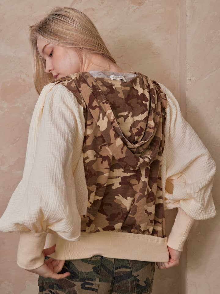 Camouflage brun Haut à capuche camouflage avec manches ballon en vente sur Faire4