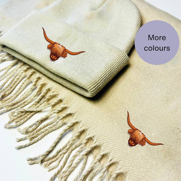 Ensemble écharpe et bonnet brodés avec vache des Highlands écossaise pour la vente par Thread and Needles Co