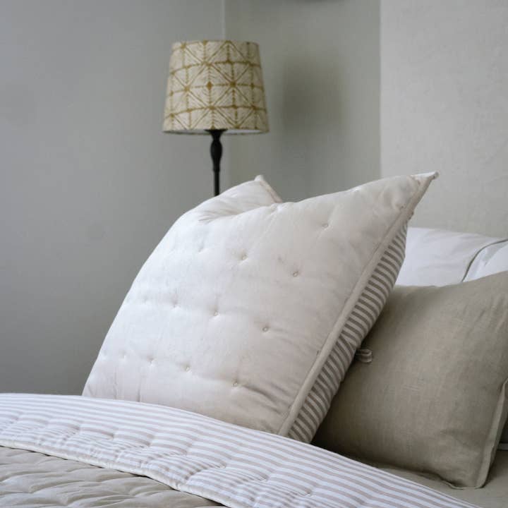 Housse de Coussin en Velours de Coton Nacré Délicat pour la vente par Her Shed Home Linens