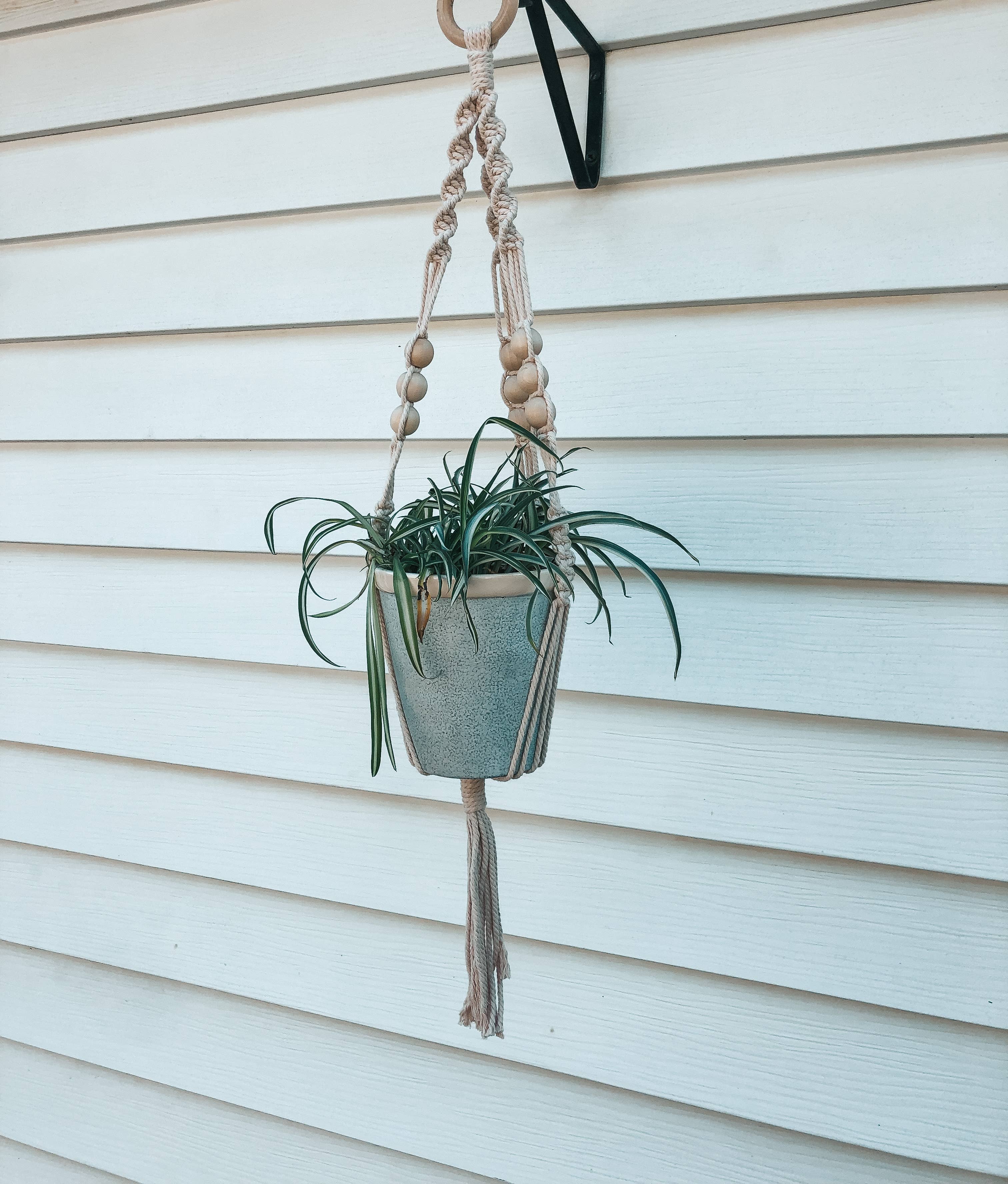 Knotty Mama Studios - Venta al por mayor Macetas colgantes - Colgador para plantas con cuentas de macramé2