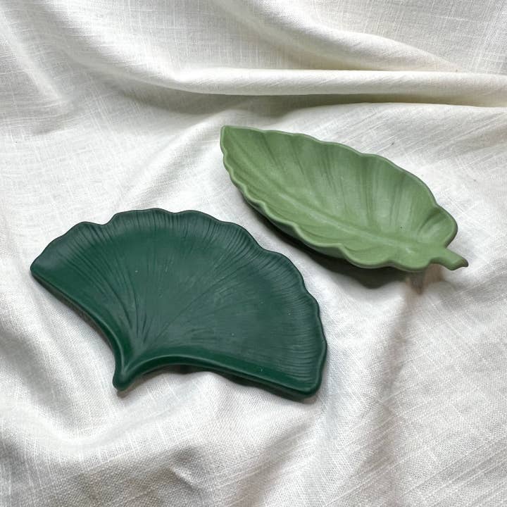 Plateaux à feuilles en jesmonite Ophelia pour la vente par Antares Atelier