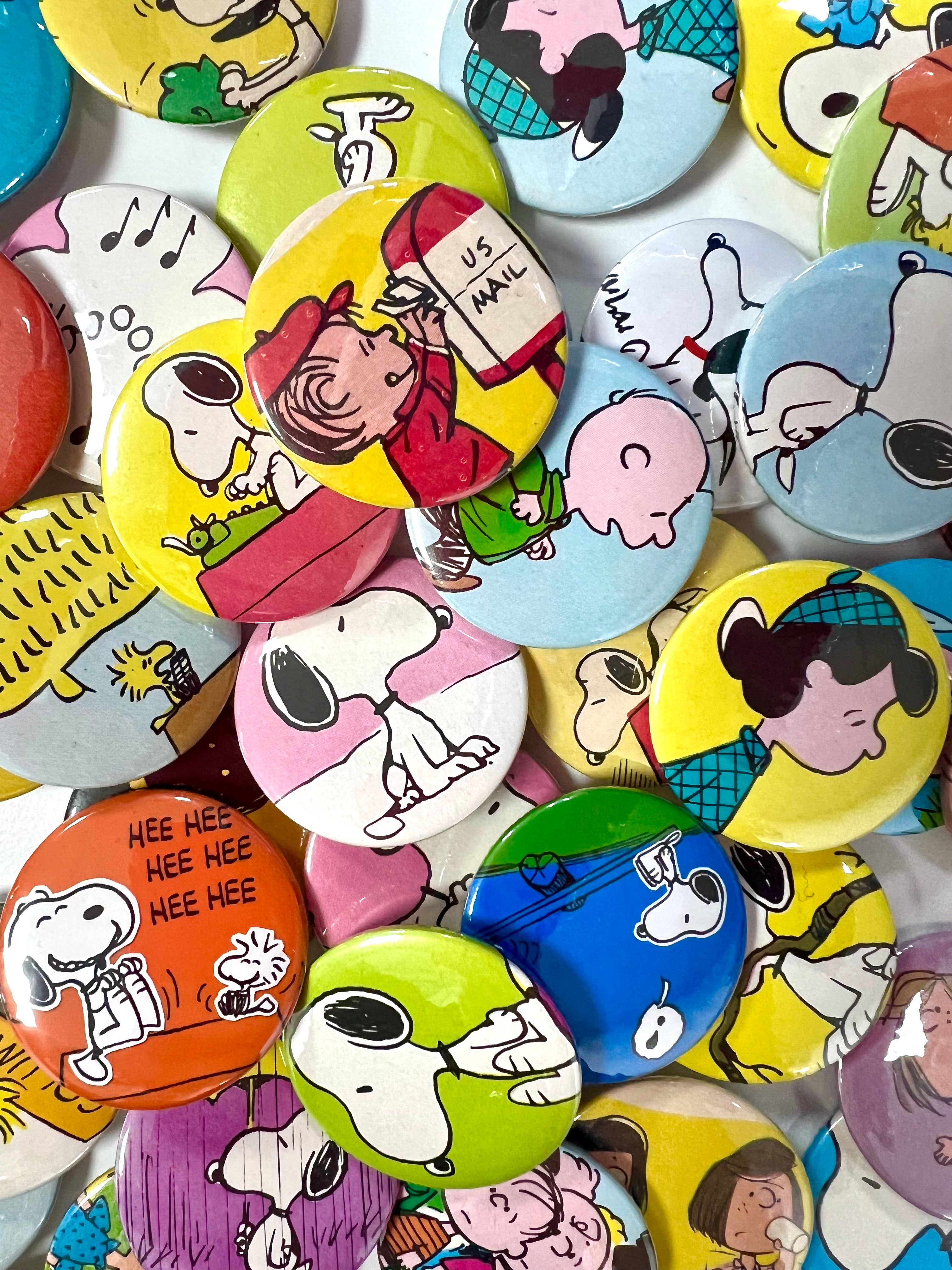 Bite Your Granny - Venta al por mayor Botón/prendedor - Surtido de 25 chapas recicladas de cacahuetes/Snoopy (paquete de 25)3