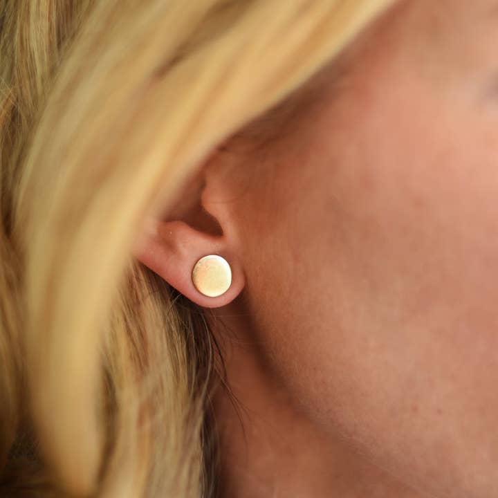 Einfache goldene Ohrstecker für den Großhandel von Erin McDermott Jewelry