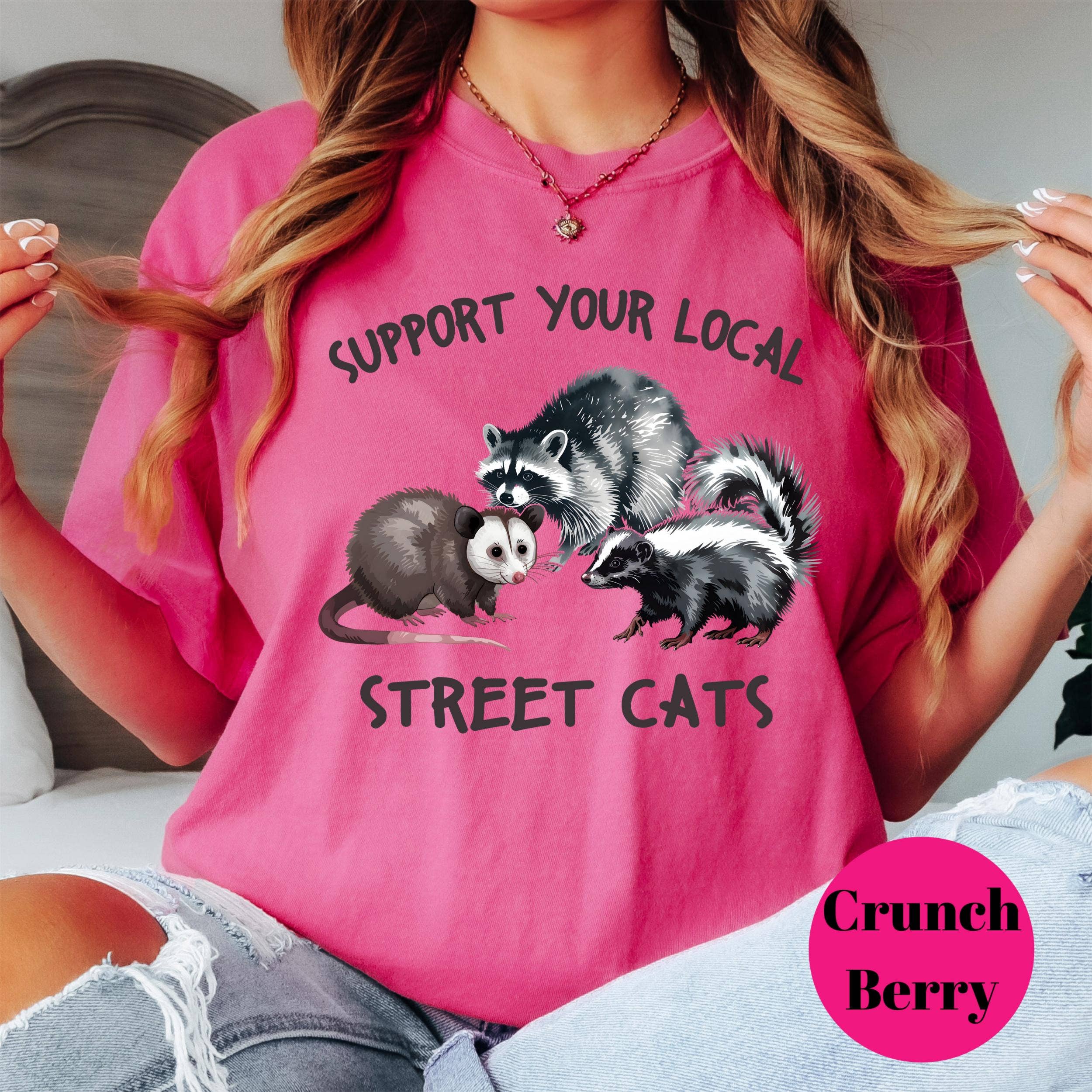 Epic Life  - Designed - Vente T-shirt à imprimés – femme - Soutenez votre t-shirt local pour chats de rue, t-shirt drôle de possum raton laveur mouffette Comfort Colors®, t-shirt humoristique sur la faune urbaine, cadeau mignon d'animaux de poubelle.4