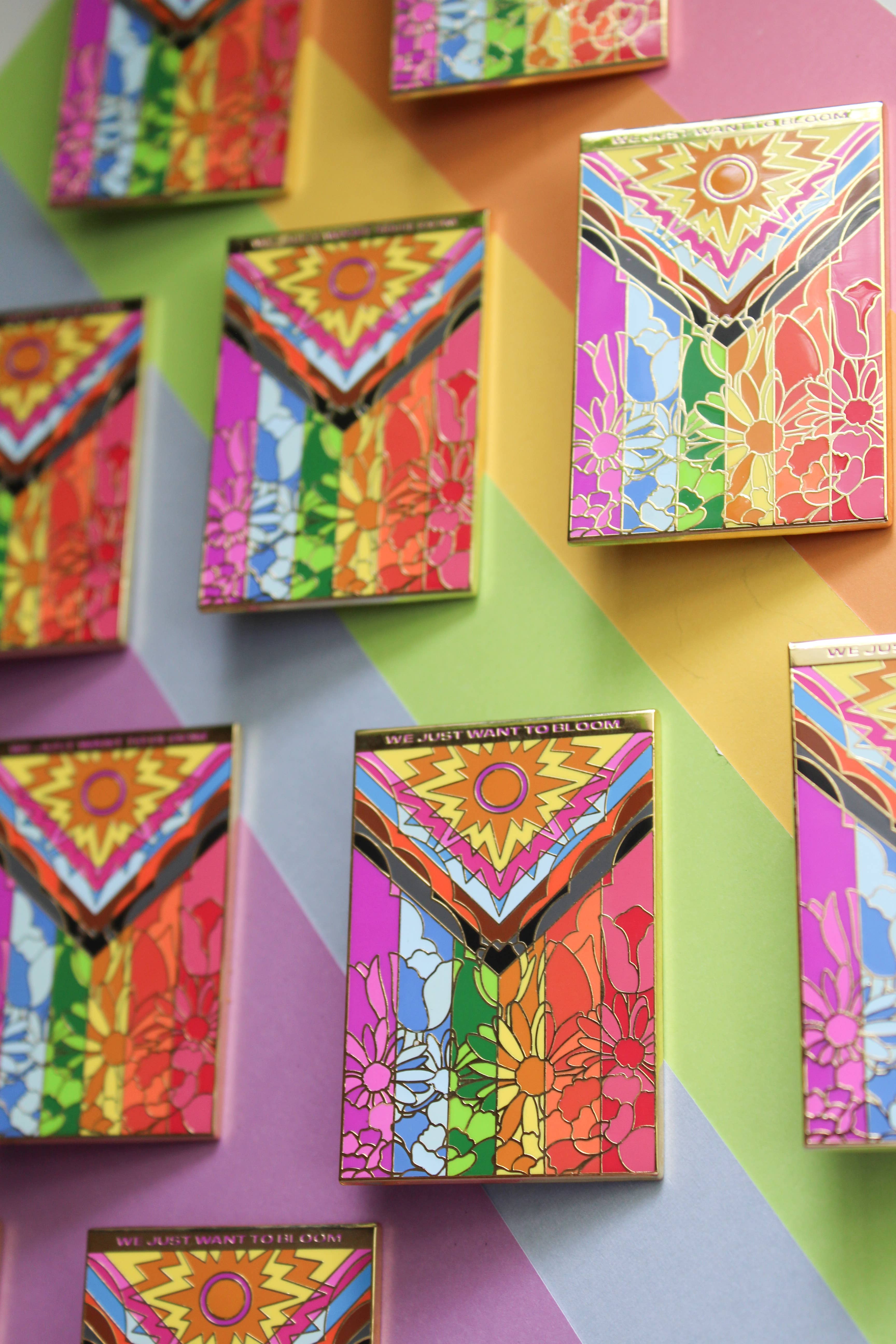 YAMZ: World of Color - Vendita all'ingrosso Spilla da bavero - Spilla in smalto con bandiera dell'orgoglio floreale1