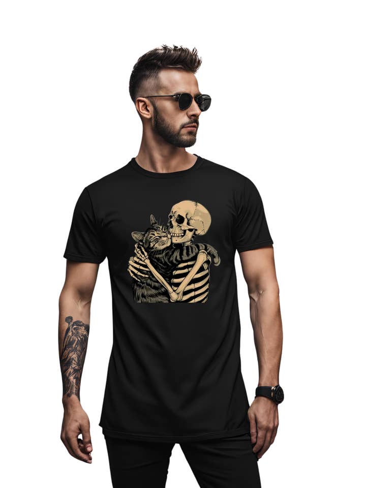 Maglietta gotica in cotone con gatto e scheletro che si abbracciano per la vendita all'ingrosso da parte di Brick Shirt House
