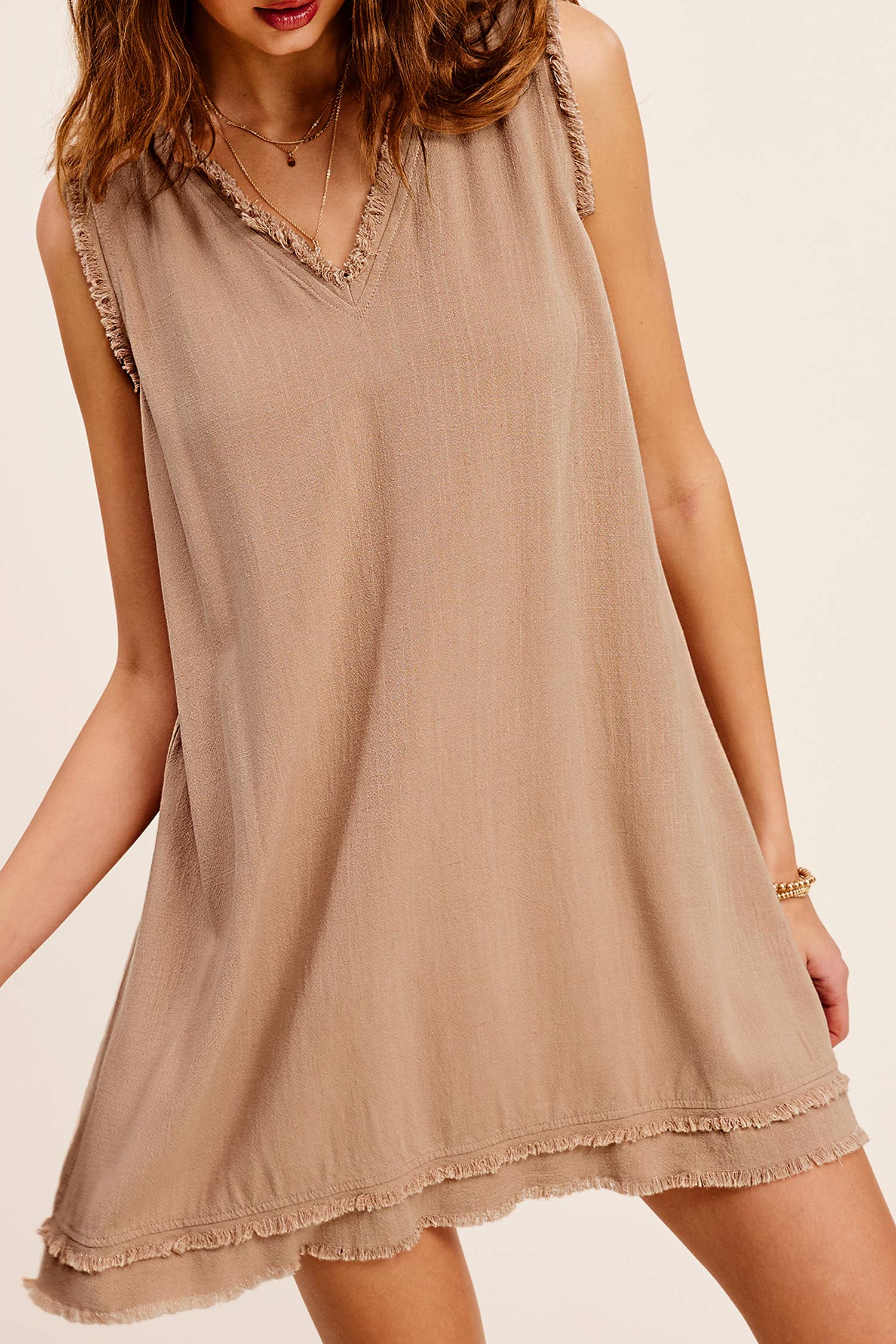 La Miel - Vendita all'ingrosso Vestito - Donna - Abito mini La Miel in tessuto morbido con bordo tagliato e orlo sfrangiato a V7