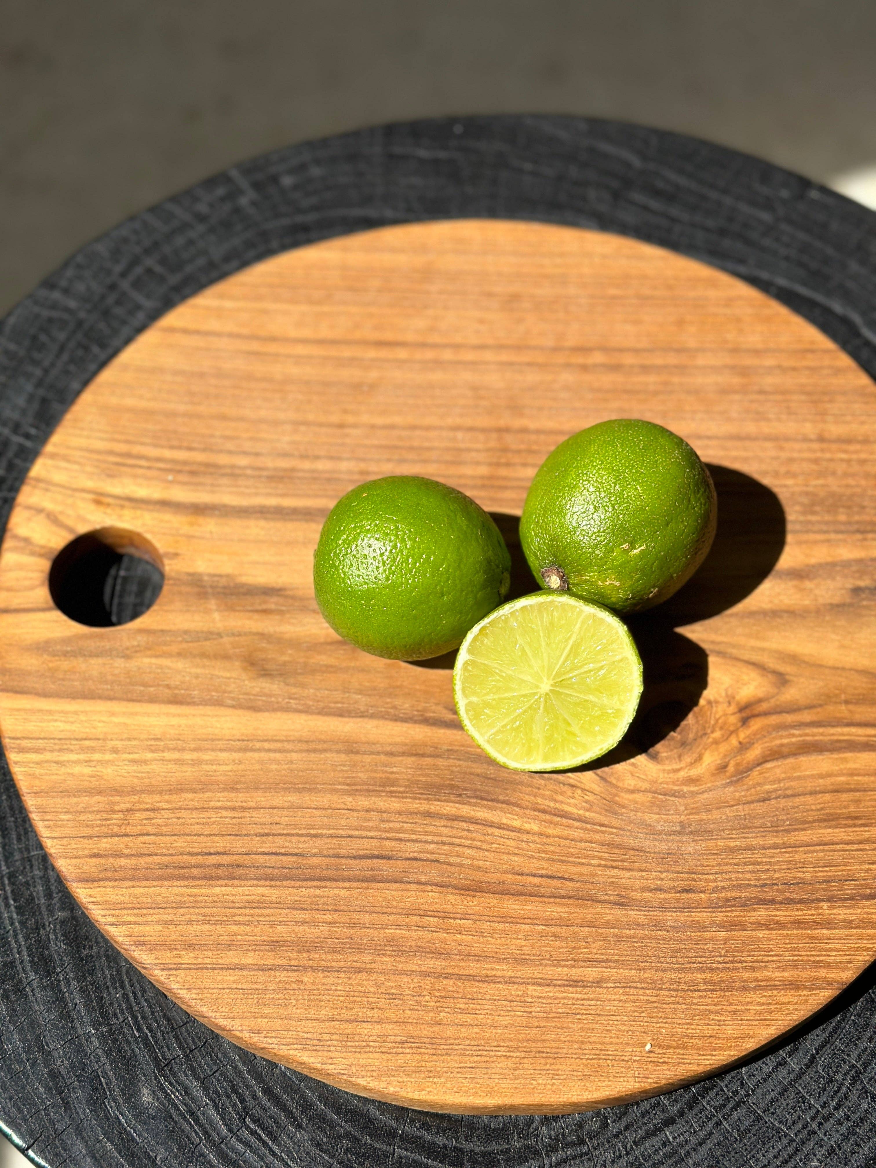 Office Objets – wholesale Skärbräda – Rund skärbräda i urholkad teak D:3093