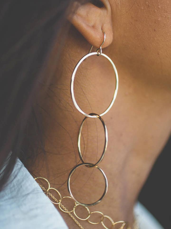 Drievoudige gehamerde Hoepeloorbellen voor wholesale door Nani Shells