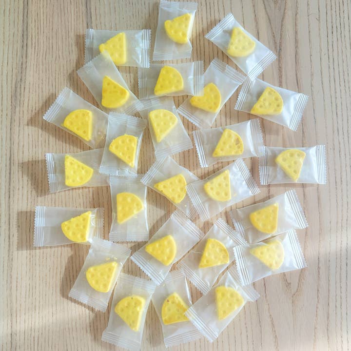 Paw Paw Patisserie™️ | Treats That Love Your Dog Back💞 - Wholesale Pet Treats - Dog - Freeze Dried Chicken & Cheddar Slices1